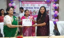 DM ने ऋण लाभार्थियों को सौंपे चेक, किया उद्यम शुरू करने का आहवान DM ने ऋण लाभार्थियों को सौंपे चेक, किया उद्यम शुरू करने का आहवान