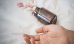 बाथरूम में नहा रही पुत्रवधू को ससुर ने पकड़ा,बेटे व बहू ने किया यह काम बाथरूम में नहा रही पुत्रवधू को ससुर ने पकड़ा,बेटे व बहू ने किया यह काम