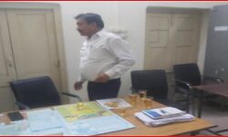 सिंचाई विभाग के दफ्तर में छलकाए जाम- रंगे हाथ पकड़े गये अफसर सिंचाई विभाग के दफ्तर में छलकाए जाम- रंगे हाथ पकड़े गये अफसर