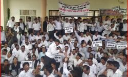 अधिवक्ताओं के पैदल मार्च से लगा जाम-वकीलों ने प्रदर्शन कर मांगी अदालत अधिवक्ताओं के पैदल मार्च से लगा जाम-वकीलों ने प्रदर्शन कर मांगी अदालत