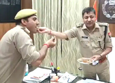 यूपी पुलिस का सिपाही बना इतिहास का प्रोफेसर- कप्तान ने खिलाई मिठाई