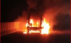 हाईवे पर दौड़ती एंबुलेंस बनी आग का गोला- मदद को रुके राकेश टिकैत हाईवे पर दौड़ती एंबुलेंस बनी आग का गोला- मदद को रुके राकेश टिकैत