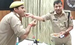 यूपी पुलिस का सिपाही बना इतिहास का प्रोफेसर- कप्तान ने खिलाई मिठाई