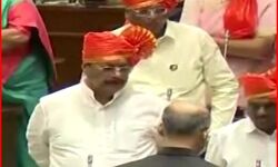 बंद दरवाजे के भीतर हुई वोटिंग में पहला टेस्ट शिंदे के नाम-उद्धव ठाकरे धड़ाम बंद दरवाजे के भीतर हुई वोटिंग में पहला टेस्ट शिंदे के नाम-उद्धव ठाकरे धड़ाम