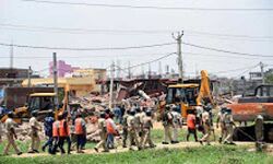 अवैध निर्माण हटाने गई पुलिस पर पथराव- SP सिटी सहित कई घायल