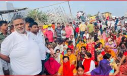 अतिक्रमण पर बुलडोजर एक्शन शुरू- पुलिस का लाठीचार्ज-मची भगदड अतिक्रमण पर बुलडोजर एक्शन शुरू- पुलिस का लाठीचार्ज-मची भगदड