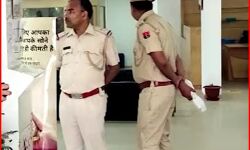 नकाबपोश डकैतों का धावा- आधे घंटे में एक करोड़ की डकैती