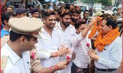 एसपी की विदाई पर सड़क पर उमड़ा जनसैलाब- बरसाए फूल एसपी की विदाई पर सड़क पर उमड़ा जनसैलाब- बरसाए फूल