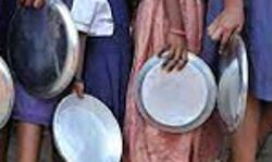 मिड-डे मील खाने से 15 छात्राओं की तबियत बिगड़ी- CHC में भर्ती