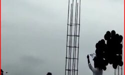 PM की सुरक्षा में सेंध- हेलीकॉप्टर के सामने छोडे काले गुब्बारे PM की सुरक्षा में सेंध- हेलीकॉप्टर के सामने छोडे काले गुब्बारे