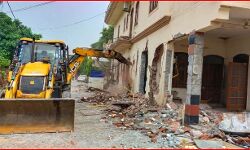 पूर्व MLC की कोठियों पर गरज रहे हैं बुलडोजर-हो रहे है ऐसे हालात पूर्व MLC की कोठियों पर गरज रहे हैं बुलडोजर-हो रहे है ऐसे हालात