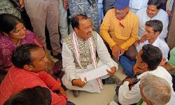 धरने पर बैठे पत्रकारों संग जमीन पर बैठ डिप्टी CM ने सुनी समस्या धरने पर बैठे पत्रकारों संग जमीन पर बैठ डिप्टी CM ने सुनी समस्या