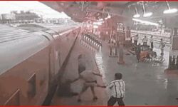 चलती ट्रेन से गिरी महिला की RPF जवान ने ऐसे बचाई जान चलती ट्रेन से गिरी महिला की RPF जवान ने ऐसे बचाई जान