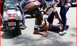 छेड़छाड़ से आहत छात्रा ने मनचले का बीच सड़क ऐसे उतारा इश्क का भूत