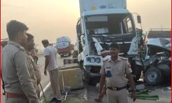 ओवरटेक करते वक्त कैंटर से भिड़ी क्रूजर- दर्जनों घायल, मचा कोहराम ओवरटेक करते वक्त कैंटर से भिड़ी क्रूजर- दर्जनों घायल, मचा कोहराम