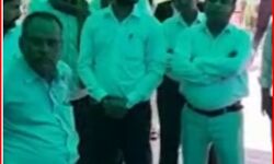 रेप केस में वकीलों को जेल भेजने पर जिला जज के चेंबर के बाहर धरना