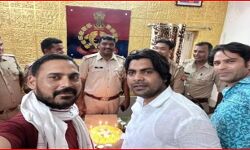 थाने में हिस्ट्रीशीटर के साथ थाना प्रभारी की बर्थडे पार्टी-फोटो वायरल