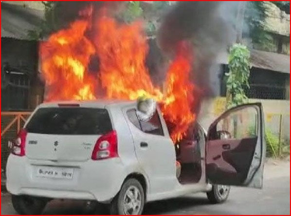 धूं धूंकर जलती कार को देख थमी सांसे- महिलाओं ने ऐसे बचाई जान धूं धूंकर जलती कार को देख थमी सांसे- महिलाओं ने ऐसे बचाई जान