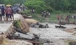 पर्यटकों की कार नदी में बही, नौ की मौत पर्यटकों की कार नदी में बही, नौ की मौत