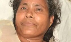 पत्नि के सांप ने काटा- 6 फीट के सांप को भी हॉस्पिटल ले गया पति पत्नि के सांप ने काटा- 6 फीट के सांप को भी हॉस्पिटल ले गया पति