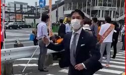 सभा में पूर्व PM पर हमला- भाषण के दौरान पीछे से फायरिंग-हमलावर अरेस्ट