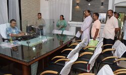 न्याय मांगने आए लोगों की समस्याओं का DM ने ऐसे कराया निदान न्याय मांगने आए लोगों की समस्याओं का DM ने ऐसे कराया निदान