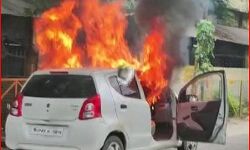 धूं धूंकर जलती कार को देख थमी सांसे- महिलाओं ने ऐसे बचाई जान