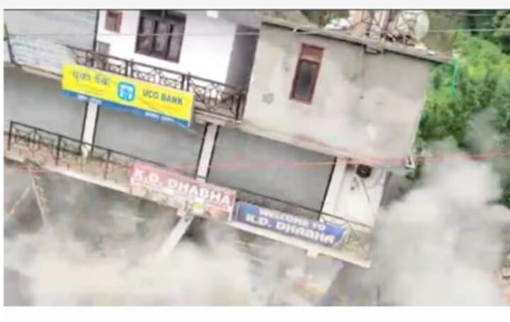 बारिश का कहर जारी, भरभराकर ताश के पत्तों की तरह ढह गया मकान बारिश का कहर जारी, भरभराकर ताश के पत्तों की तरह ढह गया मकान