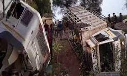 सड़क दुर्घटना में कम से कम 15 लोगों की मौत