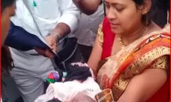 नर्स एवं डॉक्टर बने यात्रियों को ट्रेन में करानी पडी महिला की डिलीवरी नर्स एवं डॉक्टर बने यात्रियों को ट्रेन में करानी पडी महिला की डिलीवरी