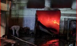 धागा फैक्ट्री में लगी आग से करोड़ों का नुकसान- खाली कराये गये मकान