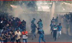 प्रदर्शनकारियों ने घेरा घर तो आवास छोड़कर भाग लिये राष्ट्रपति