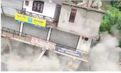 बारिश का कहर जारी, भरभराकर ताश के पत्तों की तरह ढह गया मकान बारिश का कहर जारी, भरभराकर ताश के पत्तों की तरह ढह गया मकान