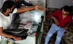 हथियारों की नोंक पर दिनदहाड़े लूट, एक ने तमंचा ताना दूसरे ने भरा माल हथियारों की नोंक पर दिनदहाड़े लूट, एक ने तमंचा ताना दूसरे ने भरा माल