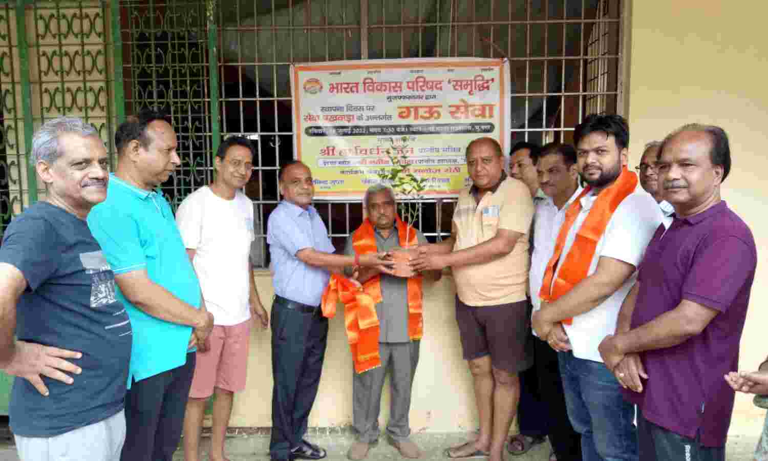स्थापना दिवस पर सेवा पखवाड़े का शुभारम्भ गऊ सेवा से