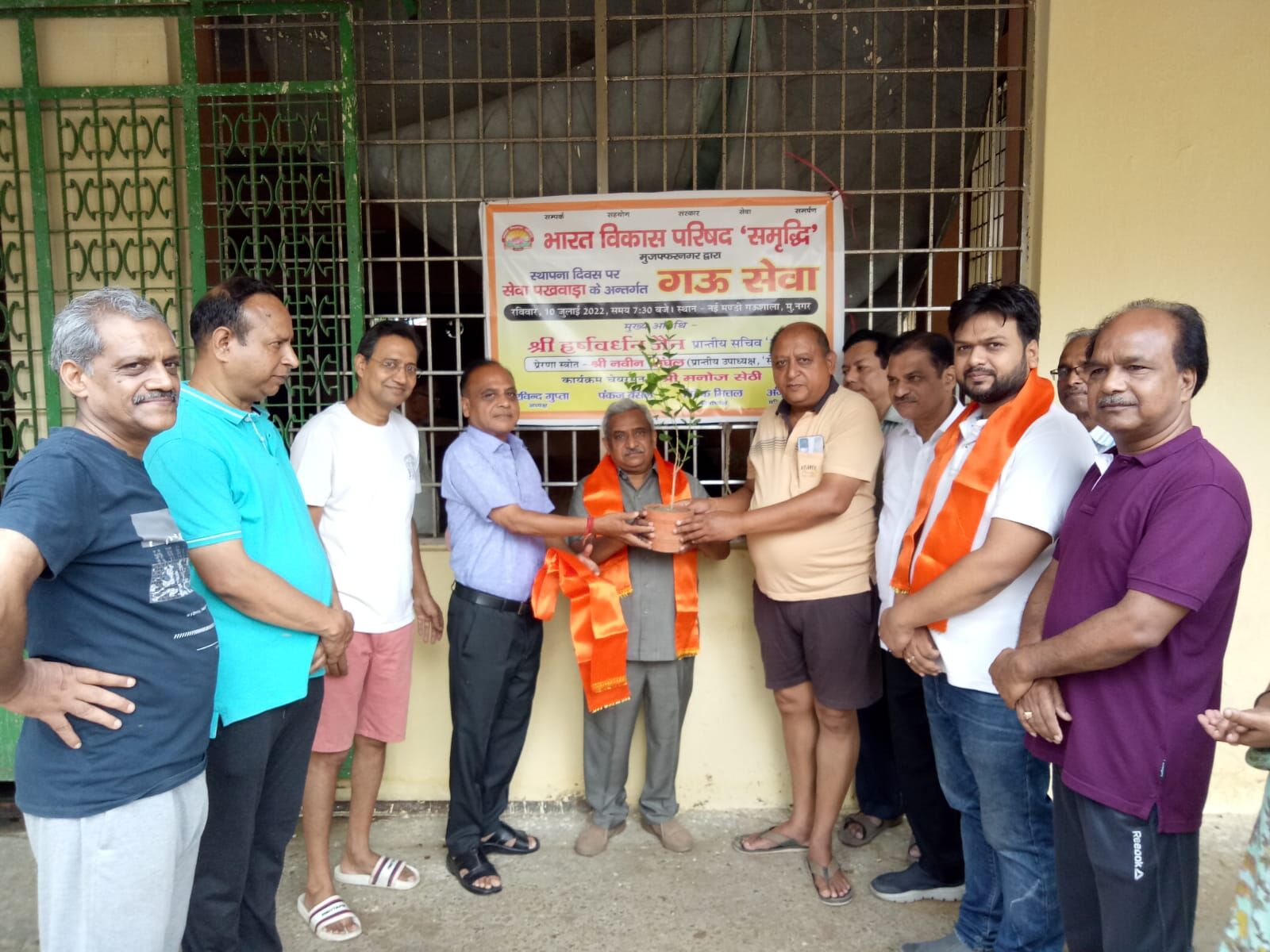 स्थापना दिवस पर सेवा पखवाड़े का शुभारम्भ गऊ सेवा से