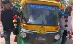 ऑटो की बनाई बस हो लिए इतने सवार, अब ड्राइवर को अवार्ड की मांग ऑटो की बनाई बस हो लिए इतने सवार, अब ड्राइवर को अवार्ड की मांग