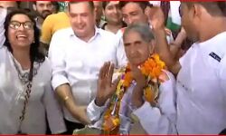 जीत का डंका बजाकर लौटी 94 साल की दादी ने एयरपोर्ट पर किया ऐसा डांस जीत का डंका बजाकर लौटी 94 साल की दादी ने एयरपोर्ट पर किया ऐसा डांस