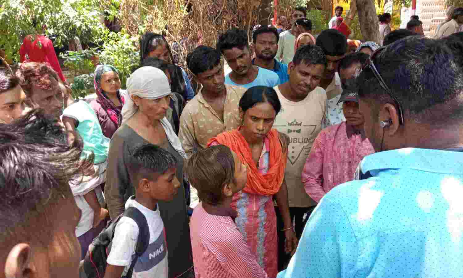 दूषित मिड डे मील खाने से कई बच्चों की बिगड़ी हालत-एंबुलेंस नदारद