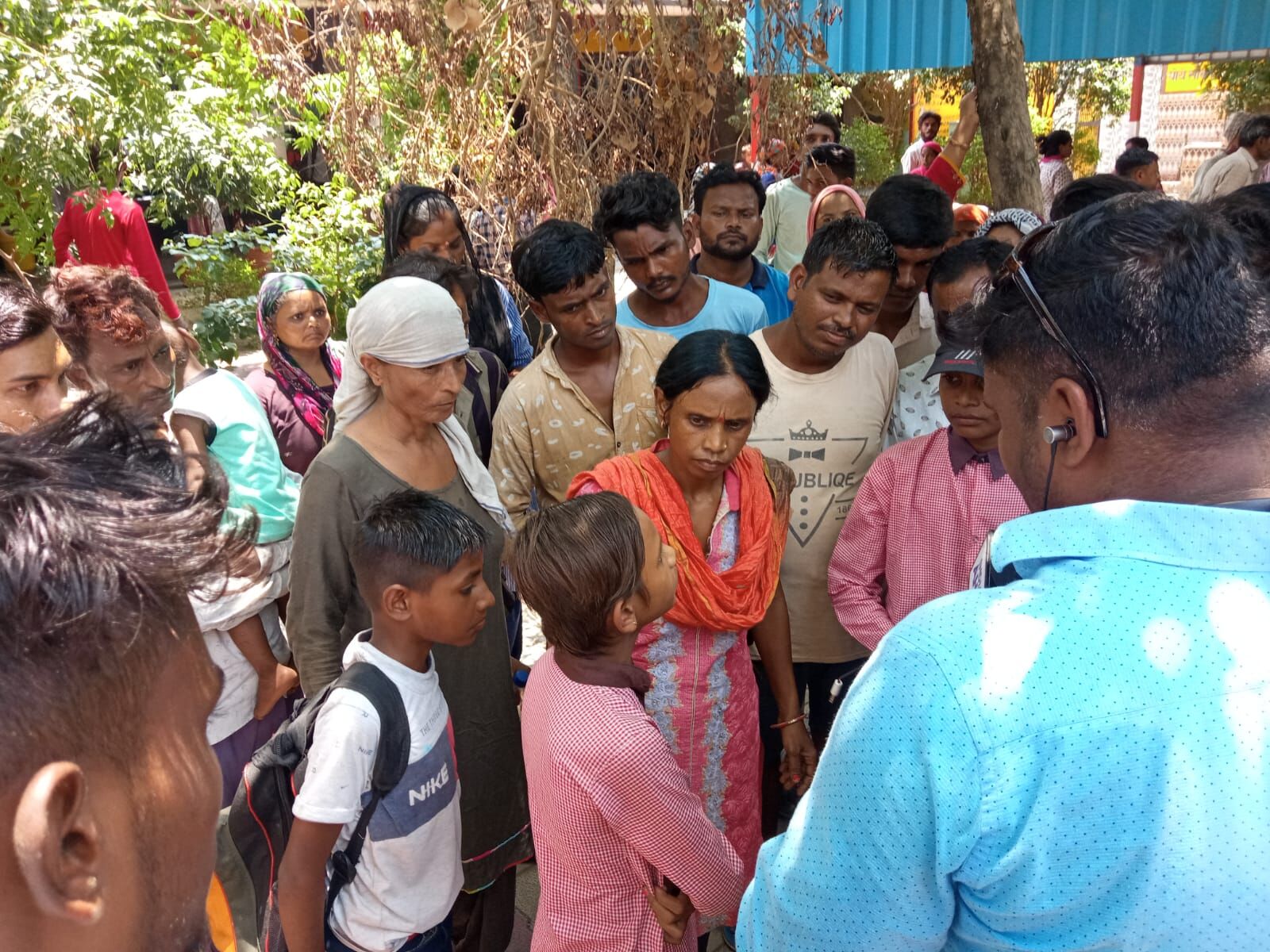 दूषित मिड डे मील खाने से कई बच्चों की बिगड़ी हालत-एंबुलेंस नदारद दूषित मिड डे मील खाने से कई बच्चों की बिगड़ी हालत-एंबुलेंस नदारद