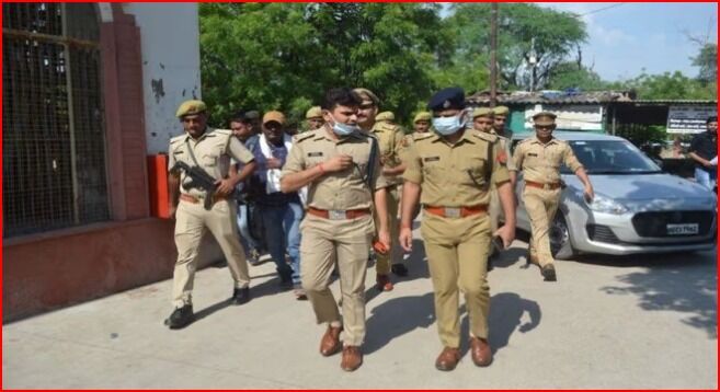 पुलिस पर हमला कर पेशी पर लाए गए गैंगस्टर को दिनदहाडे छुडा भागे बदमाश पुलिस पर हमला कर पेशी पर लाए गए गैंगस्टर को दिनदहाडे छुडा भागे बदमाश