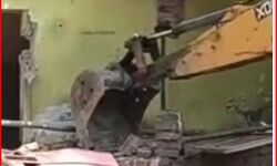 बाबा के बुलडोजर ने बिजली दफ्तर को ध्वस्त कर मांगा तोडफोड का मेहनताना