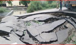 जमीन में सड़क समाने से ट्रक हुआ क्षतिग्रस्त, बामुश्किल बचा चालक