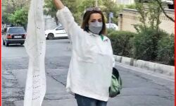 हिजाब से आजादी को सड़कों पर उतरी महिलाएं- खुले बाल बना रही वीडियो हिजाब से आजादी को सड़कों पर उतरी महिलाएं- खुले बाल बना रही वीडियो