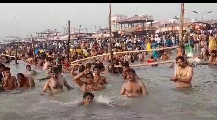 गंगा में आस्था की डुबकिया लगाकर पुण्य कमाया-पंडितों को दी दान दक्षिणा गंगा में आस्था की डुबकिया लगाकर पुण्य कमाया-पंडितों को दी दान दक्षिणा
