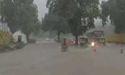 भारी बारिश का कहर जारी