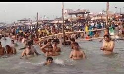 गंगा में आस्था की डुबकिया लगाकर पुण्य कमाया-पंडितों को दी दान दक्षिणा