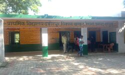 घोटाला छिपाने को छात्राओं से उतरवाई ड्रेस, दूसरों को पहनाकर खींची फोटो घोटाला छिपाने को छात्राओं से उतरवाई ड्रेस, दूसरों को पहनाकर खींची फोटो