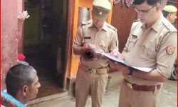 प्रेमी से शादी पर अडी बेटी का आरी से यह हाल कर बाप ने मचाया कोहराम प्रेमी से शादी पर अडी बेटी का आरी से यह हाल कर बाप ने मचाया कोहराम