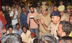 RSS प्रचारक से मारपीट पर 10 पुलिसकर्मियों का हुआ ईलाज RSS प्रचारक से मारपीट पर 10 पुलिसकर्मियों का हुआ ईलाज